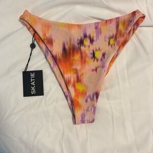 Skatie Kelly Swimsuit Bottom in Eze, size Small